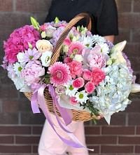 Цветочная композиция из Розы, Хризантемы, Пионы и Лизиантусы в корзине в Пристень