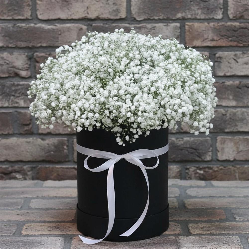 Цветочная композиция из Гипсофила в шляпной коробке в Пристень