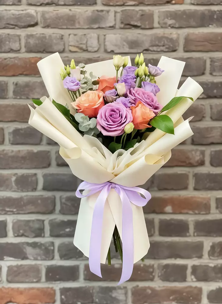 Букет цветов из: Лизиантусы и Розы в Пристень