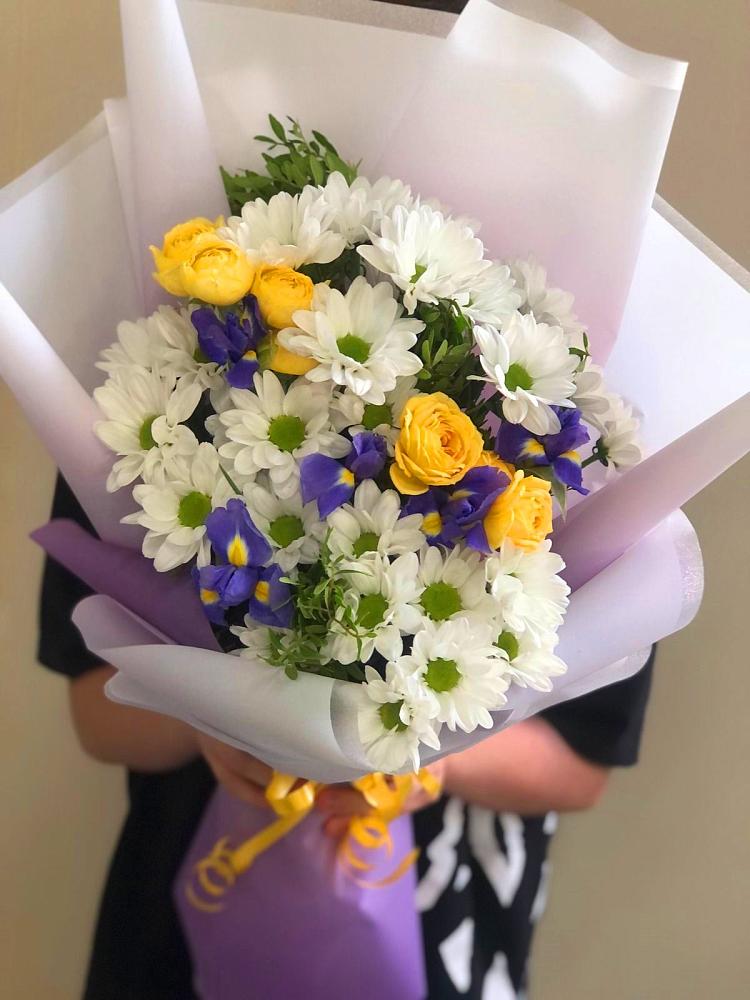 Букет цветов из: Ирисы, Хризантемы и Розы в Пристень