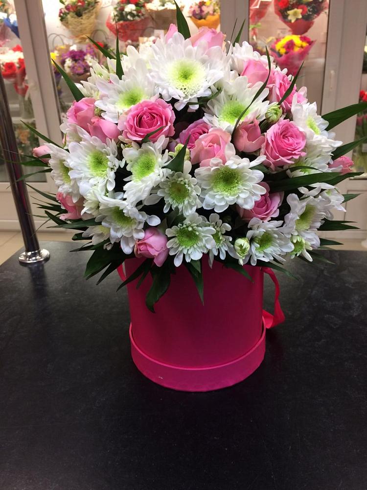 Цветочная композиция из Розы и Хризантемы в шляпной коробке в Пристень