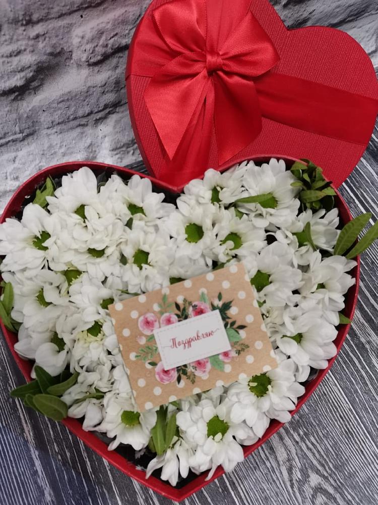 Цветочная композиция из Хризантемы в виде сердца в Пристень