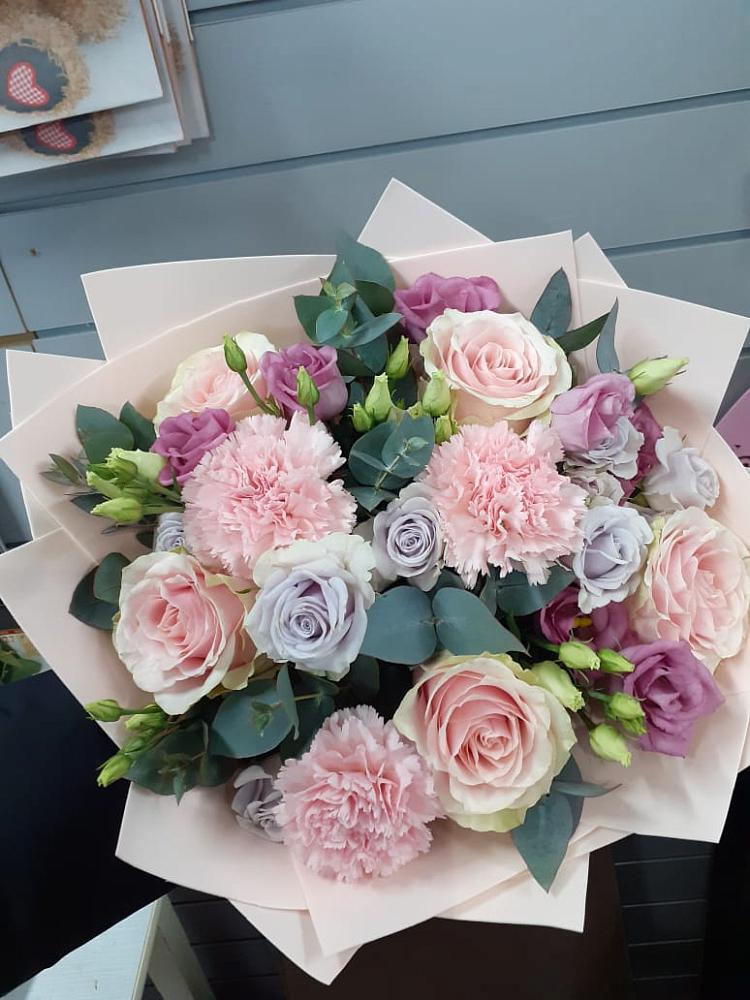 Букет цветов из: Розы, Гвоздики и Лизиантусы в Пристень